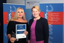 3. Platz Gender Award 2018 Stadt Düsseldorf mit Bundesministerin Dr. Giffey