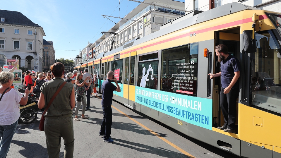 Straßenbahn mit Aufschrift: Verfassungsauftrag Gleichstellung